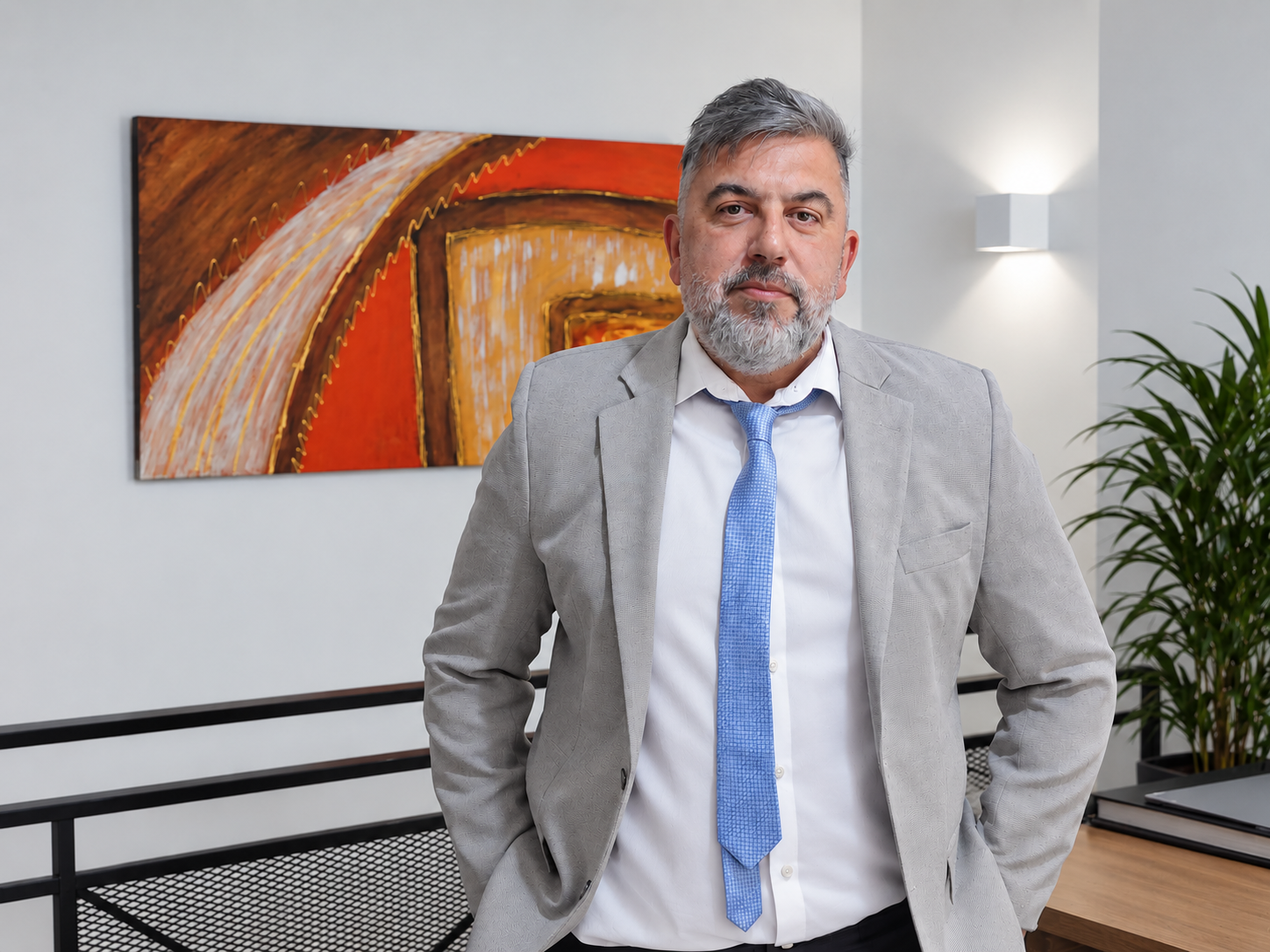 Ariel G. Abbate, Contador Público, de traje gris, camisa blanca y corbata azul