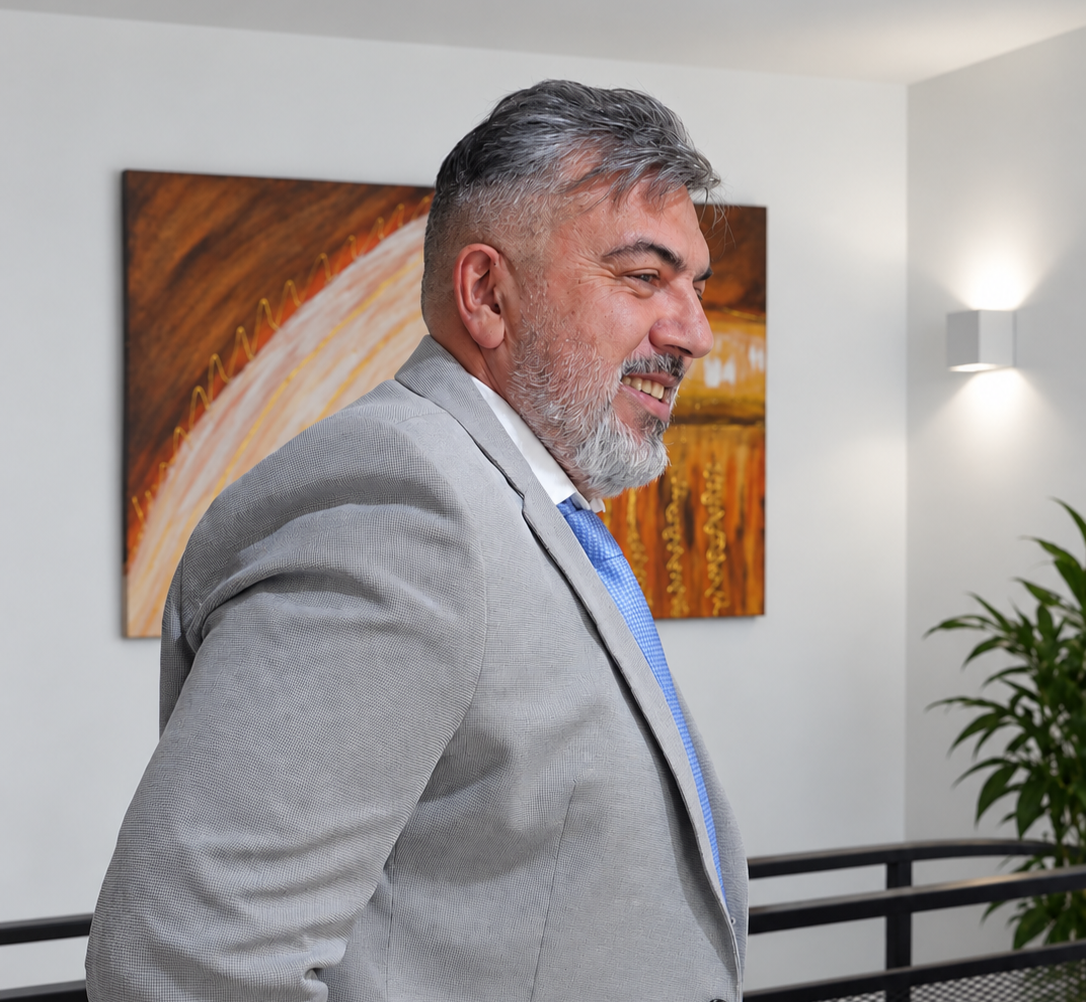 Ariel G. Abbate, Contador Público, de traje gris, camisa blanca y corbata azul