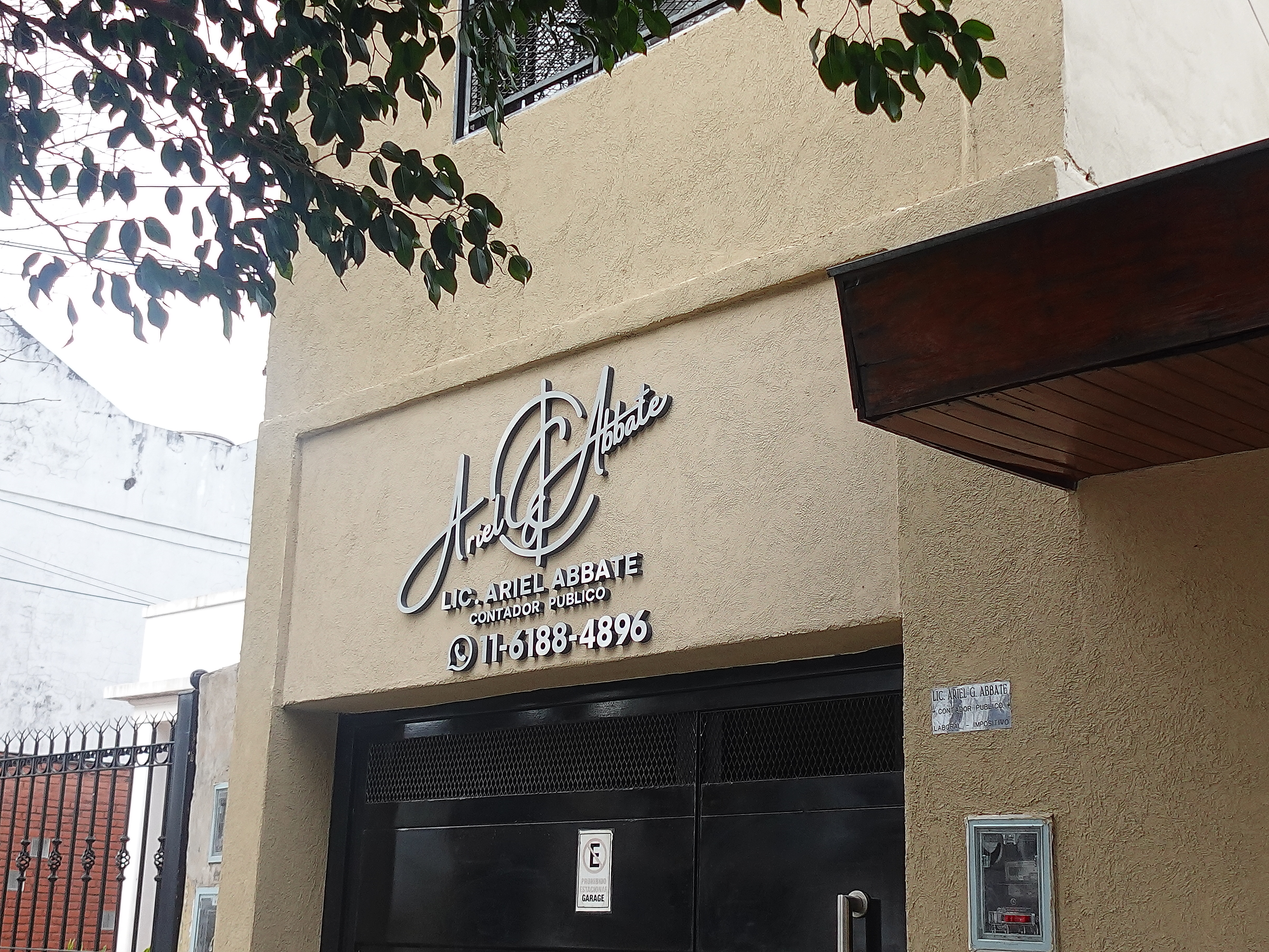 Fachada del estudio con el cartel de Lic. Ariel Abbate, Contador Público
